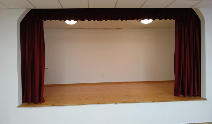 KD - nový kazetový strop a nová opona